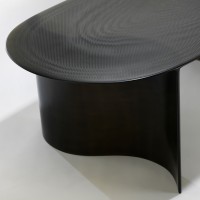 <a href="https://www.galeriegosserez.com/artistes/cober-lukas.html">Lukas Cober</a> - New Wave - Table basse ovale (Noir Smoky)